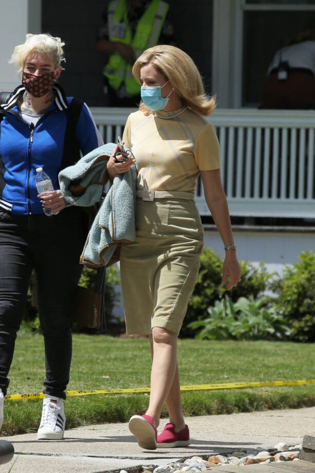 Elizabeth Banks - With Sigourney Weaver on the set of 'Call Jane' in Hartford - Connecticut